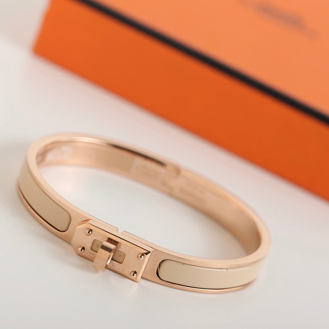 {
"Elowen jewelsry ": "Elowen ジュエリー",
"HM KELLY BEIGE BRACELET": "HM ケリー ベージュ ブレスレット"
}