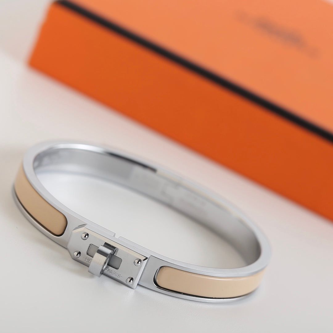 {
"Elowen jewelsry ": "Elowen ジュエリー",
"HM KELLY BEIGE BRACELET": "HM ケリー ベージュ ブレスレット"
}