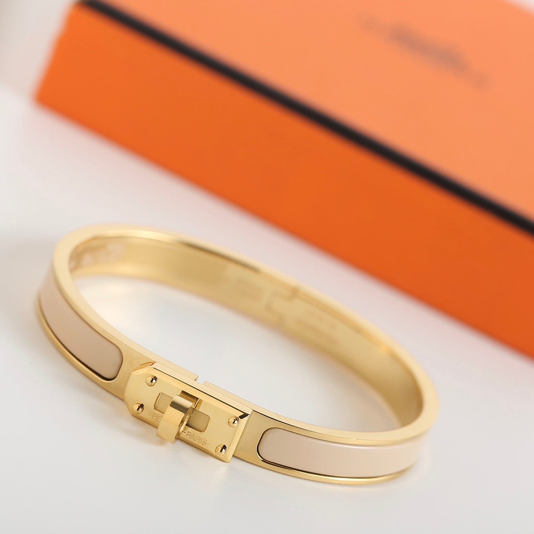 {
"Elowen jewelsry ": "Elowen ジュエリー",
"HM KELLY BEIGE BRACELET": "HM ケリー ベージュ ブレスレット"
}