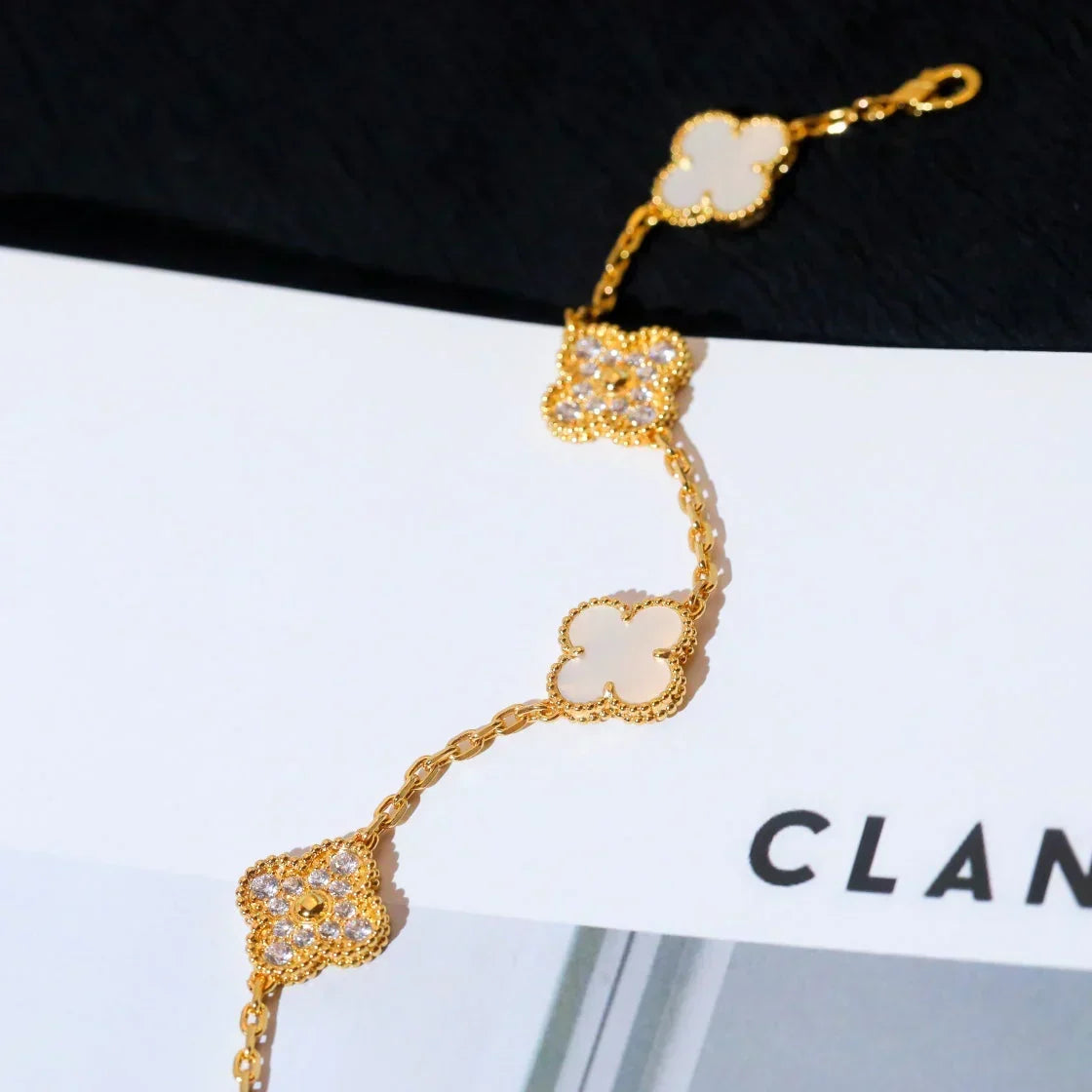 {
  "Elowen jewelsry": "Elowen Schmuck",
  "CLOVER WHITE PEARL MOP 5 MOTIF BRACELET COLLECTION": "KLEEBLATT WEISSE PERLMUTT 5-MOTIV ARMBAND KOLLEKTION"
}