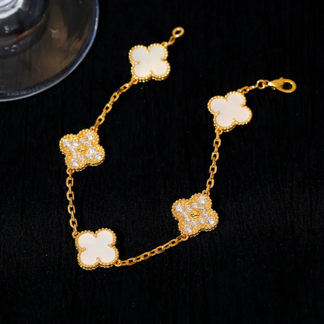 {
  "Elowen jewelsry": "Elowen Schmuck",
  "CLOVER WHITE PEARL MOP 5 MOTIF BRACELET COLLECTION": "KLEEBLATT WEISSE PERLMUTT 5-MOTIV ARMBAND KOLLEKTION"
}