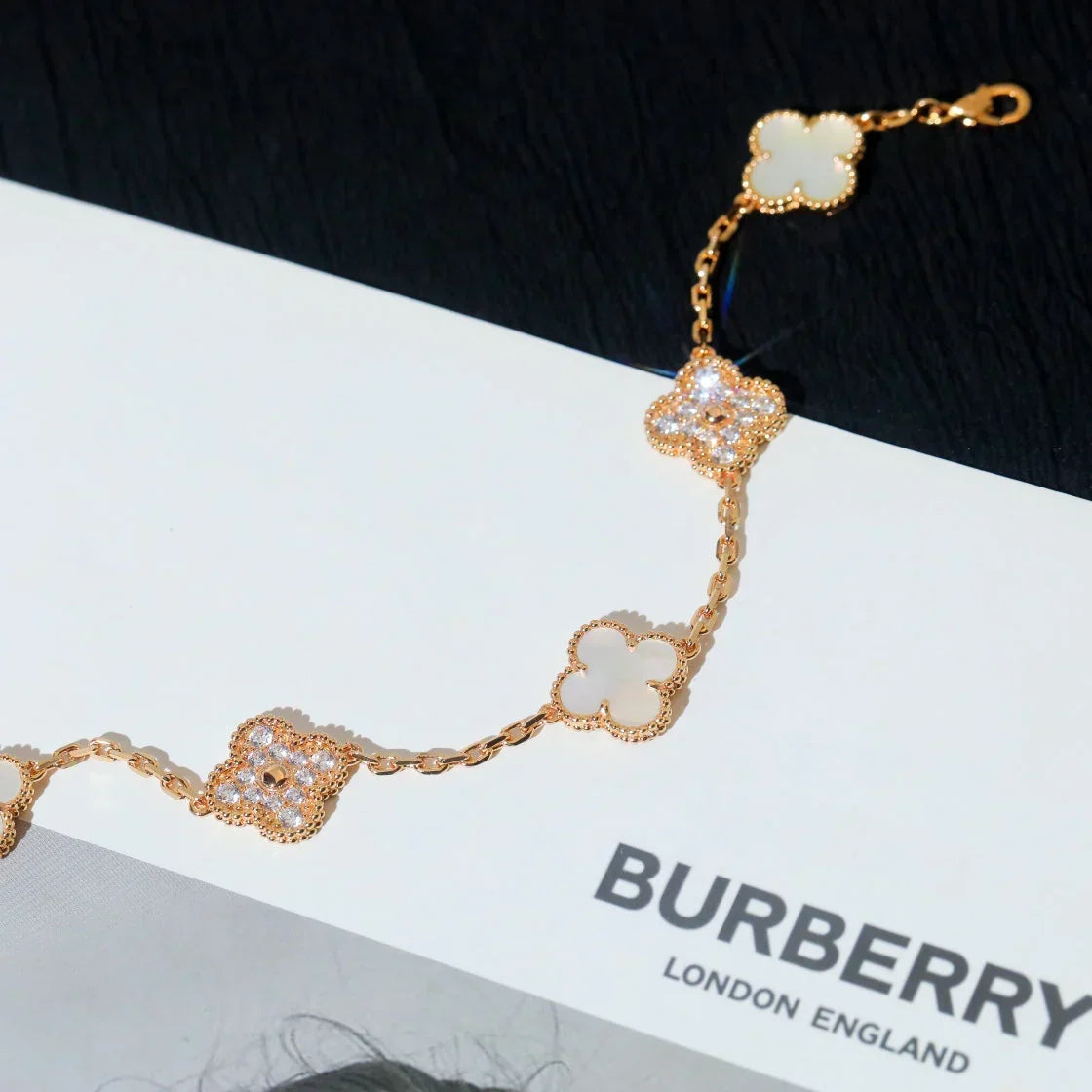{
  "Elowen jewelsry": "Elowen Schmuck",
  "CLOVER WHITE PEARL MOP 5 MOTIF BRACELET COLLECTION": "KLEEBLATT WEISSE PERLMUTT 5-MOTIV ARMBAND KOLLEKTION"
}