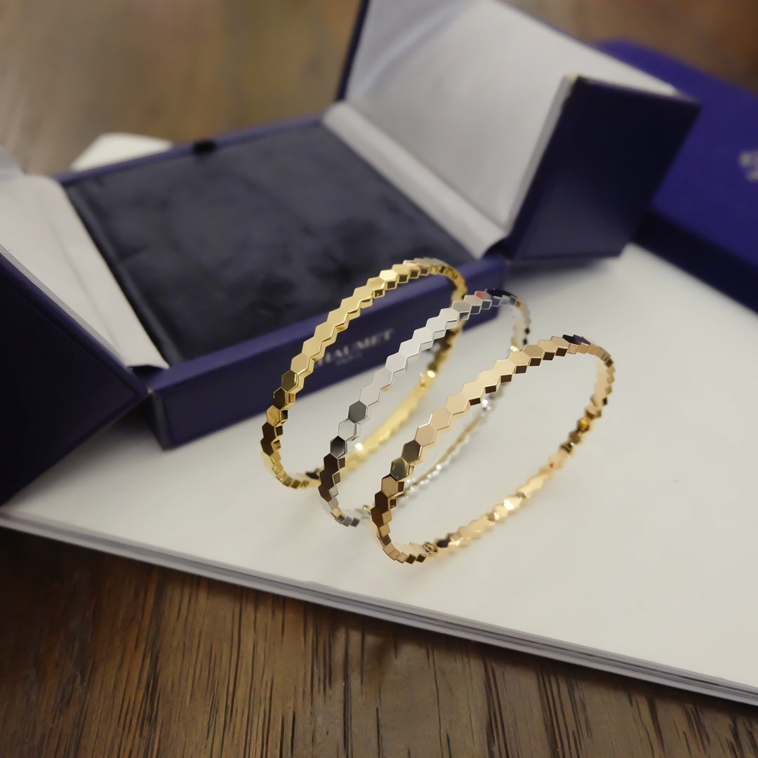 {
  "Elowen jewelsry": "Elowen ジュエリー",
  "BEE LOVE BRACELET": "BEE LOVE ブレスレット"
}