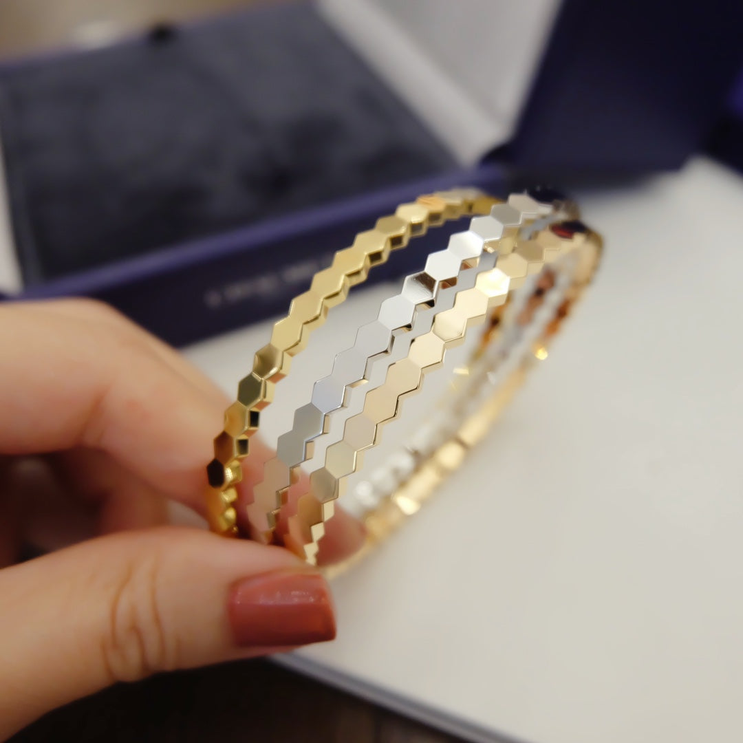 {
  "Elowen jewelsry": "Elowen ジュエリー",
  "BEE LOVE BRACELET": "BEE LOVE ブレスレット"
}
