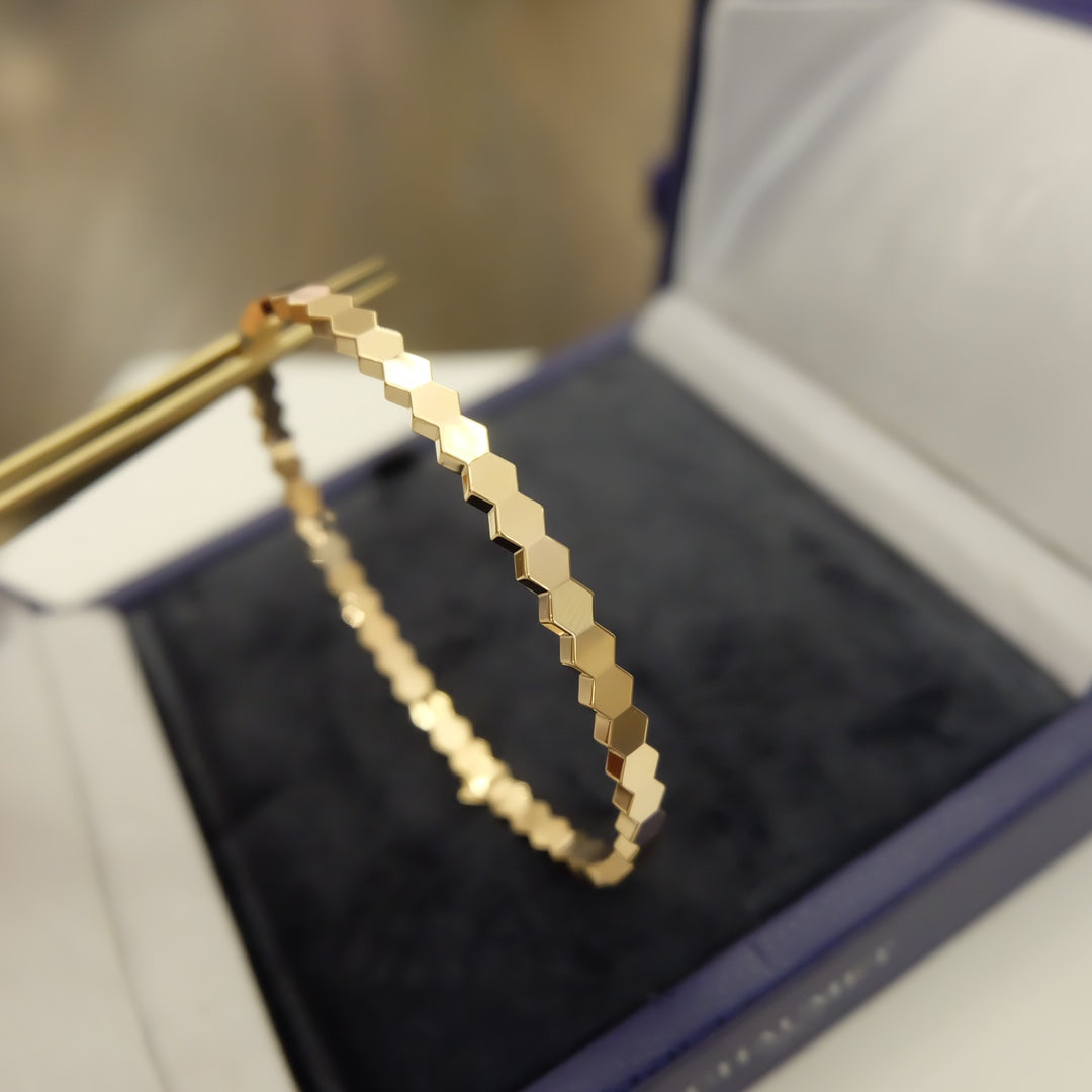 {
  "Elowen jewelsry": "Elowen ジュエリー",
  "BEE LOVE BRACELET": "BEE LOVE ブレスレット"
}