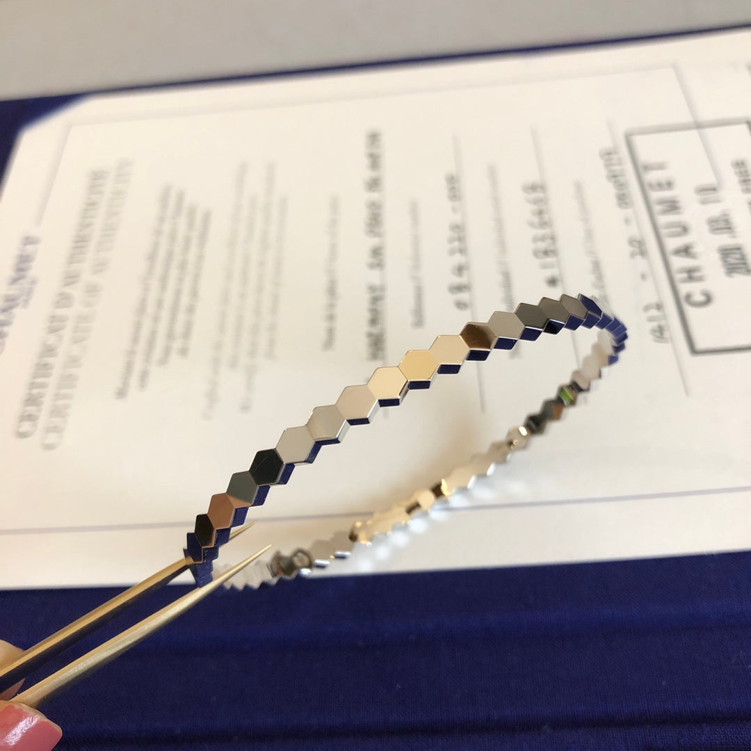 {
  "Elowen jewelsry": "Elowen ジュエリー",
  "BEE LOVE BRACELET": "BEE LOVE ブレスレット"
}