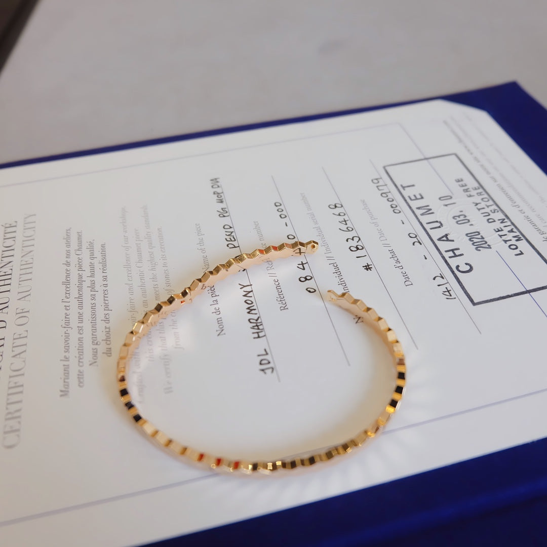 {
  "Elowen jewelsry": "Elowen ジュエリー",
  "BEE LOVE BRACELET": "BEE LOVE ブレスレット"
}