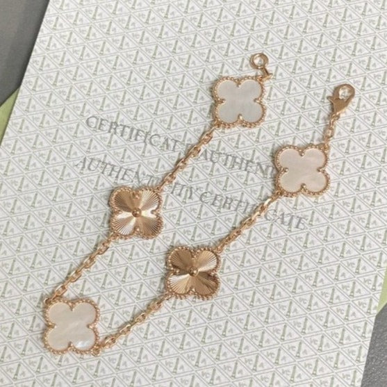 {
  "Elowen jewelsry": "Elowen Schmuck",
  "CLOVER WHITE PEARL MOP 5 MOTIF BRACELET COLLECTION": "KLEEBLATT WEISSE PERLMUTT 5-MOTIV ARMBAND KOLLEKTION"
}