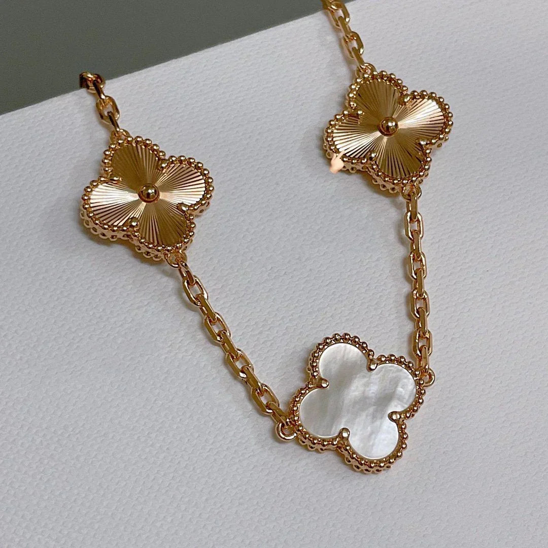 {
  "Elowen jewelsry": "Elowen Schmuck",
  "CLOVER WHITE PEARL MOP 5 MOTIF BRACELET COLLECTION": "KLEEBLATT WEISSE PERLMUTT 5-MOTIV ARMBAND KOLLEKTION"
}