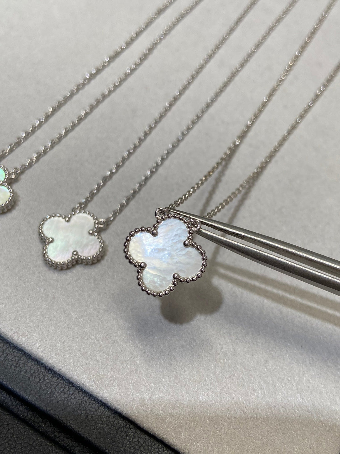 [Elowen jewelsry ]CLOVER MEDIUM SILVER WHITE MOP NECKLACE