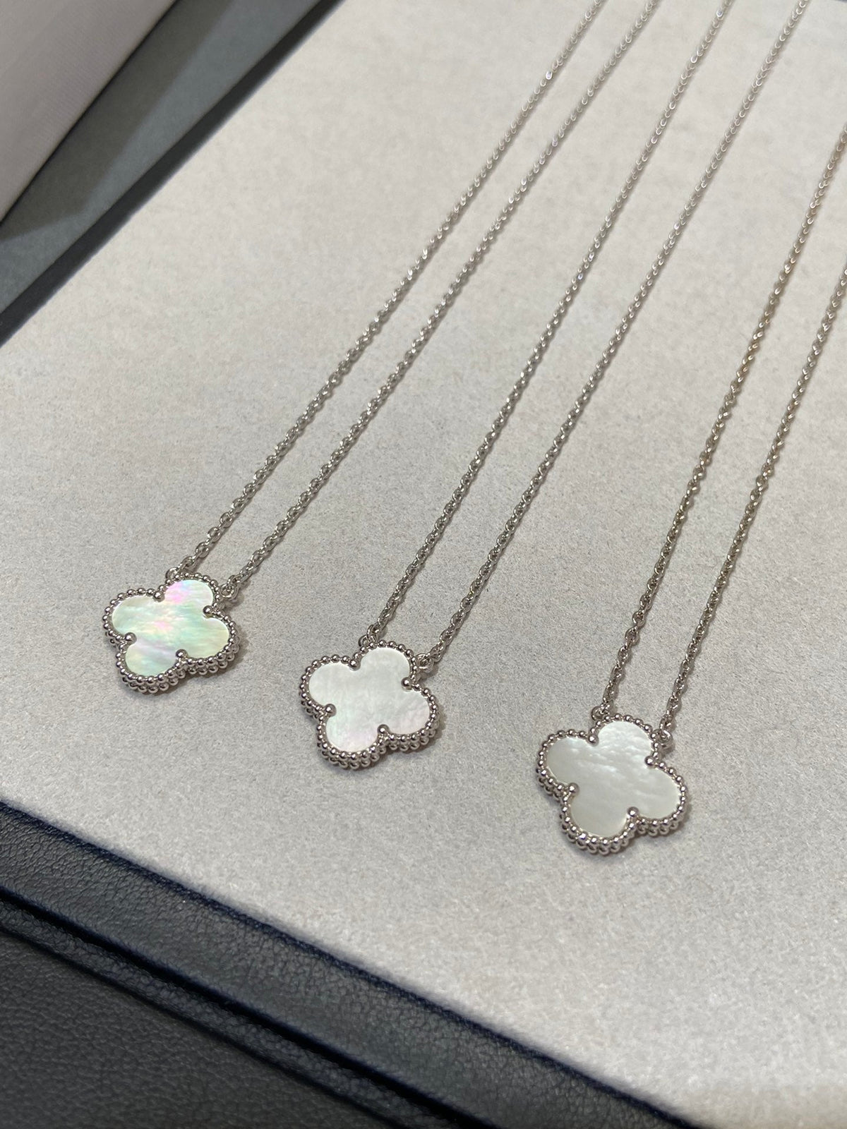 [Elowen jewelsry ]クローバー ミディアム シルバー ホワイトMOP ネックレス