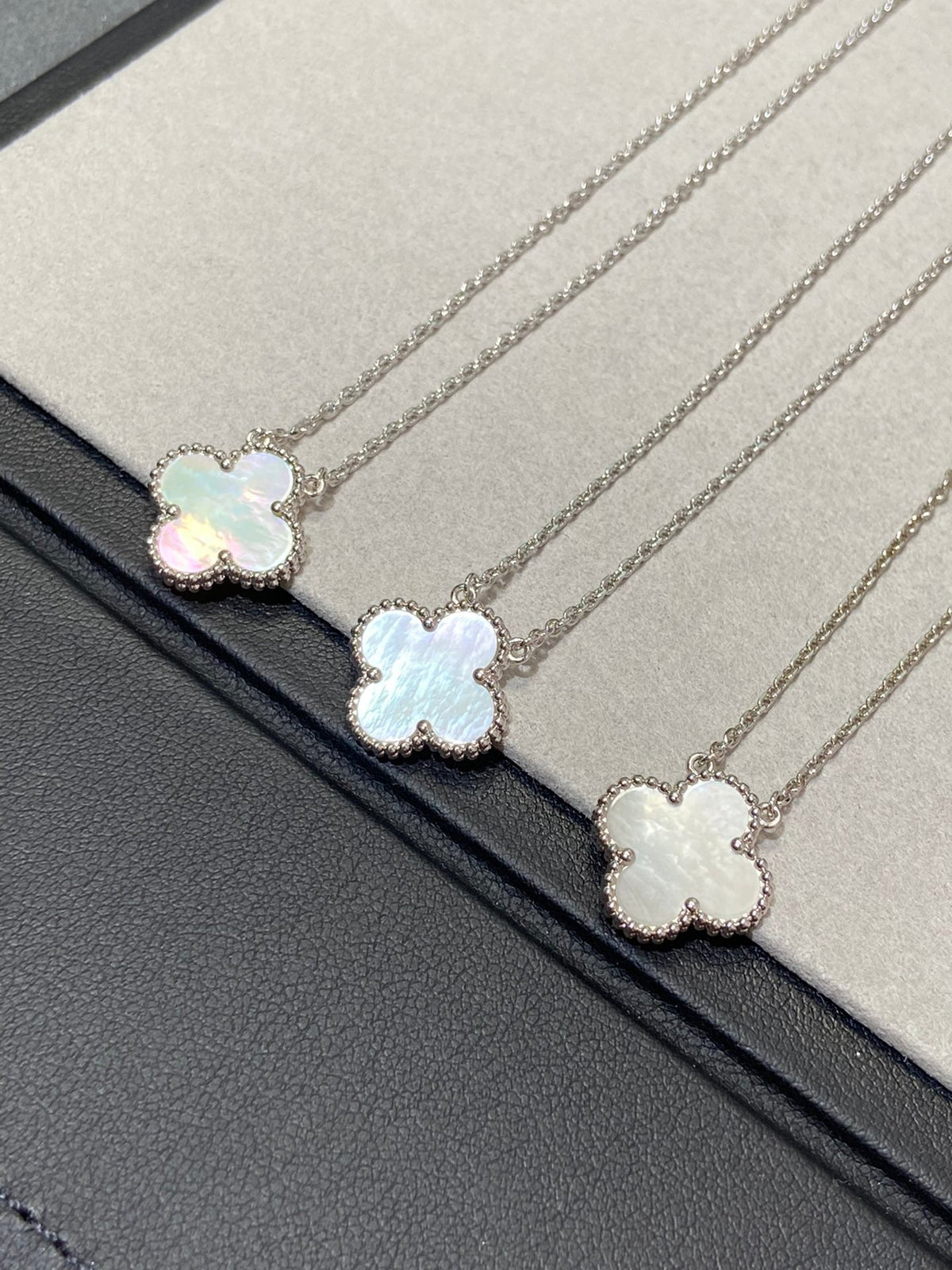 [Elowen jewelsry ]クローバー ミディアム シルバー ホワイトMOP ネックレス