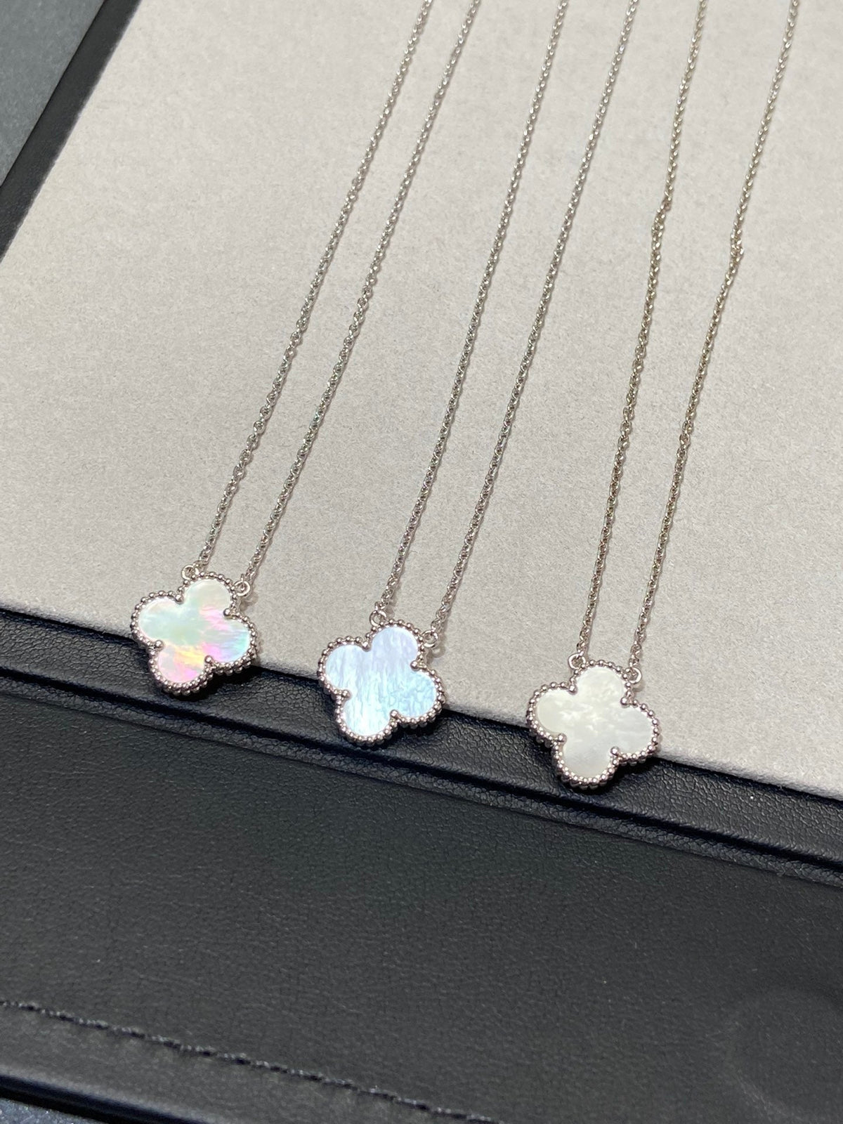 [Elowen jewelsry ]クローバー ミディアム シルバー ホワイトMOP ネックレス