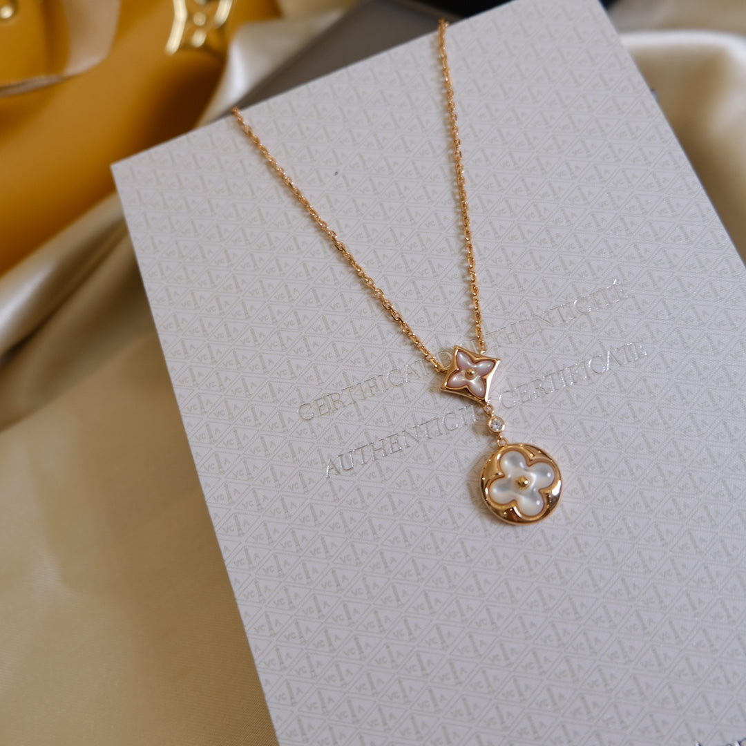 {"Elowen jewelsry": "Elowen Schmuck", "STAR AND SUN WHITE MOP 2 MOTIF PINK GOLD NECKLACE": "STERN UND SONNE WEISSES PERLMUTT 2-MOTIV-HALSKETTE ROSÉGOLD"}