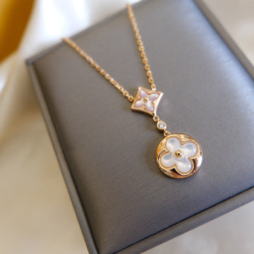 {"Elowen jewelsry": "Elowen Schmuck", "STAR AND SUN WHITE MOP 2 MOTIF PINK GOLD NECKLACE": "STERN UND SONNE WEISSES PERLMUTT 2-MOTIV-HALSKETTE ROSÉGOLD"}