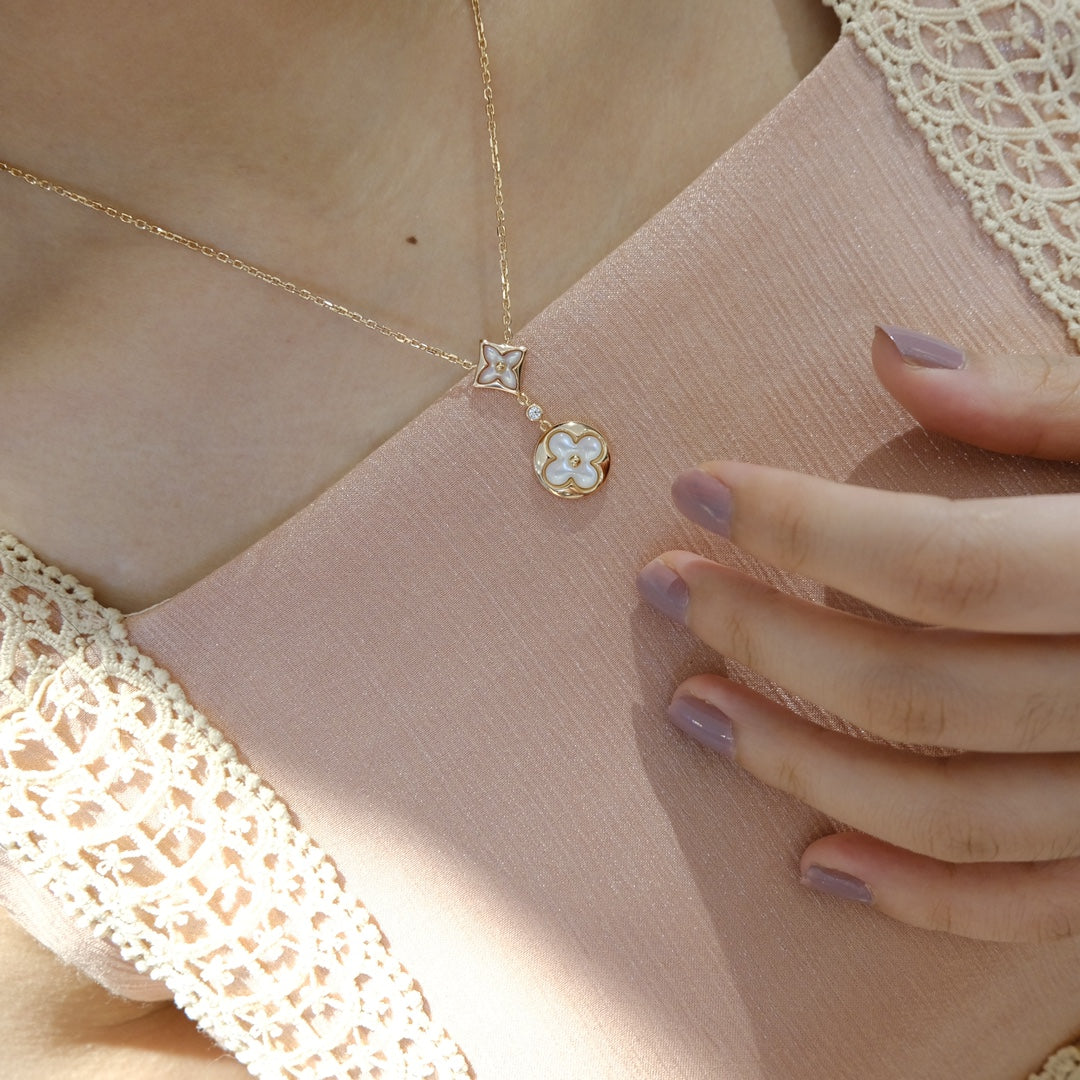 {"Elowen jewelsry": "Elowen Schmuck", "STAR AND SUN WHITE MOP 2 MOTIF PINK GOLD NECKLACE": "STERN UND SONNE WEISSES PERLMUTT 2-MOTIV-HALSKETTE ROSÉGOLD"}