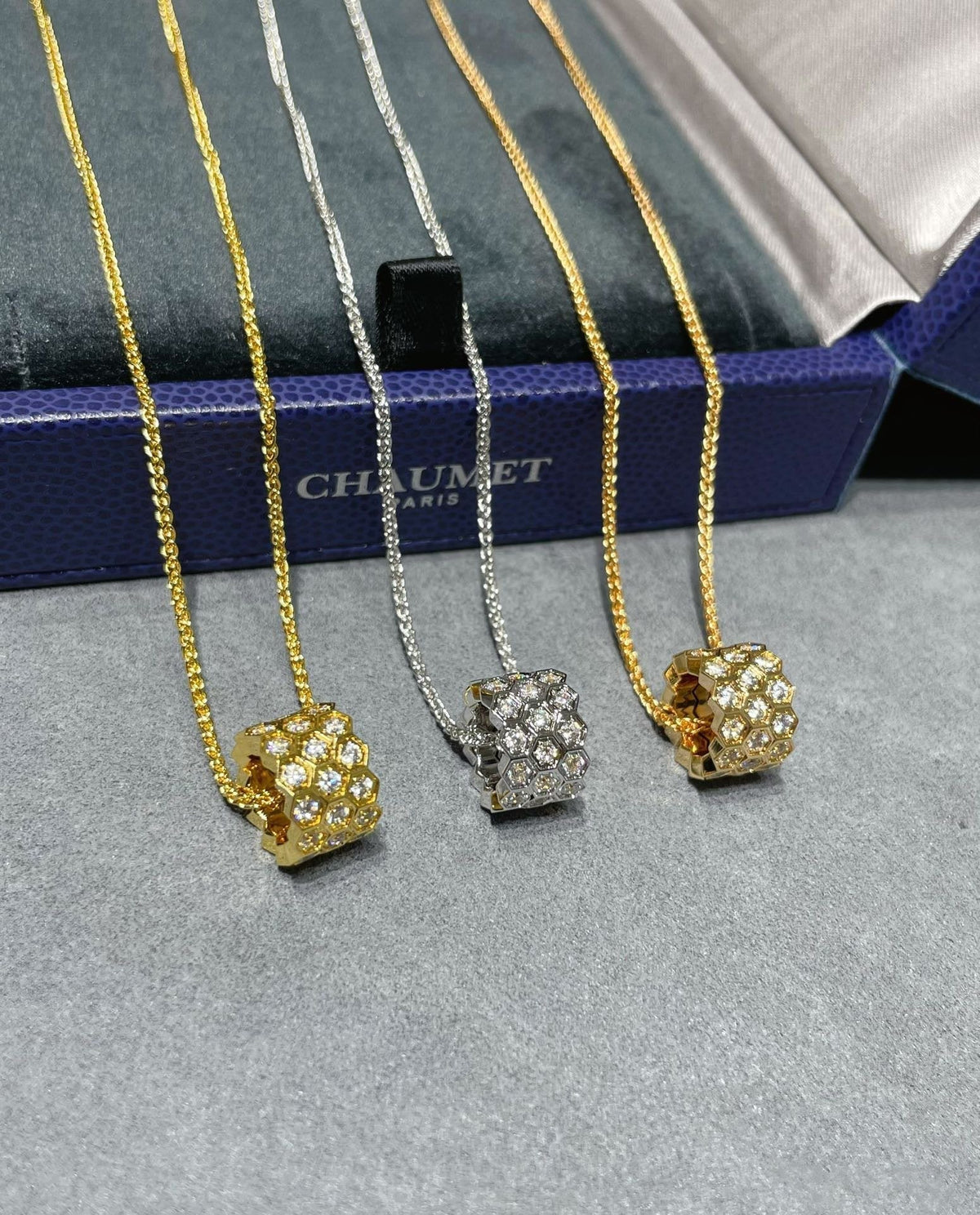 [Elowen Schmuck] BEE LOVE MIT DIAMANTEN BESETZTE 3-REIHIGE HALSKETTE
