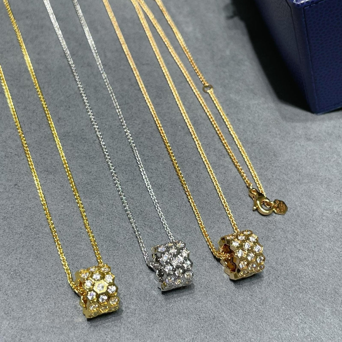[Elowen Schmuck] BEE LOVE MIT DIAMANTEN BESETZTE 3-REIHIGE HALSKETTE