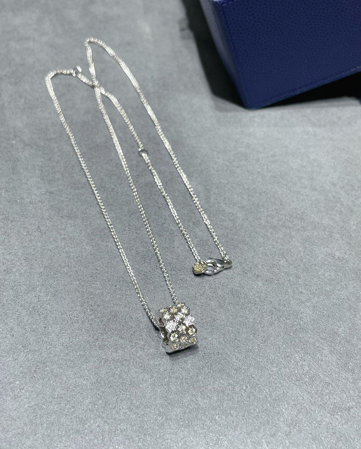 [Elowen Schmuck] BEE LOVE MIT DIAMANTEN BESETZTE 3-REIHIGE HALSKETTE