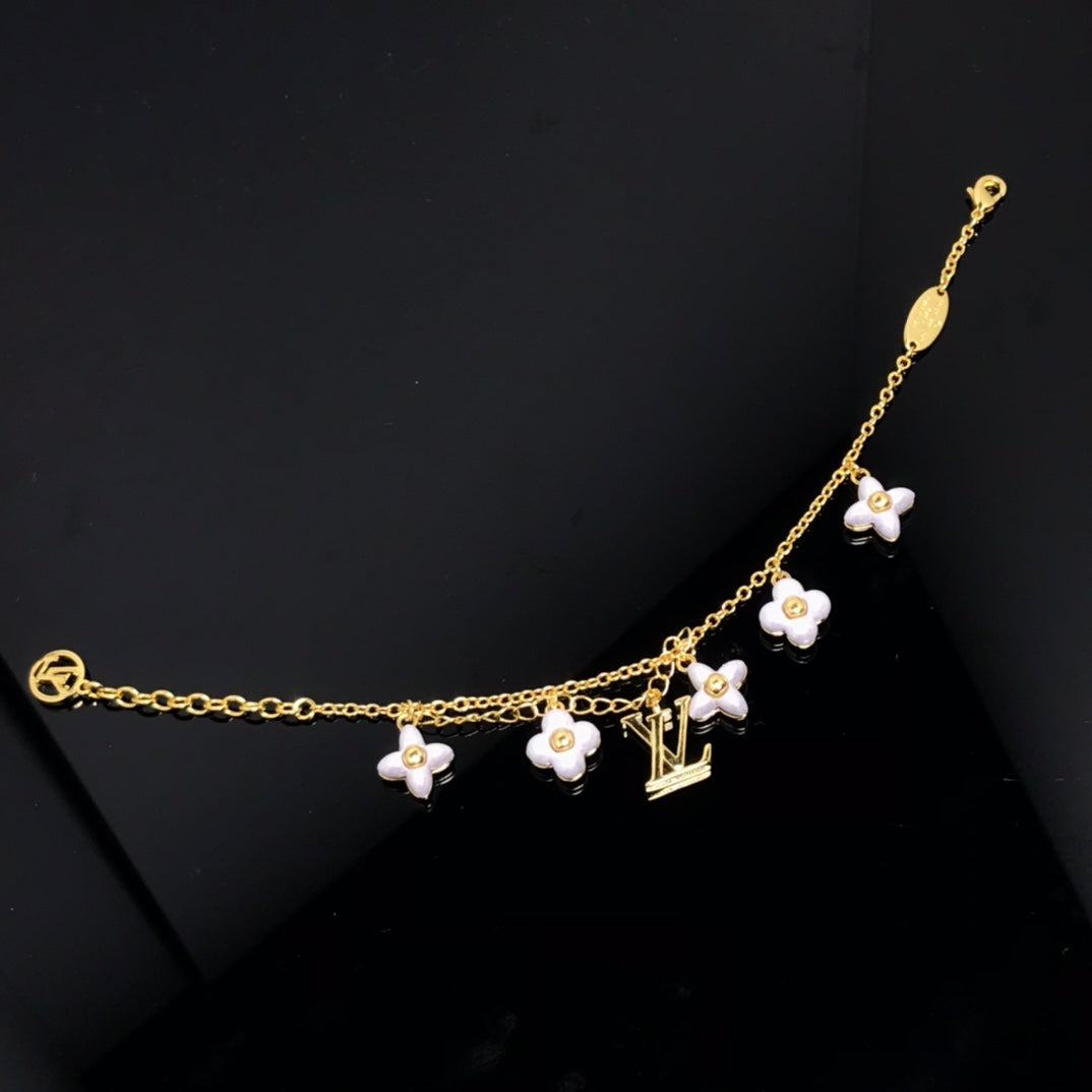 {
  "Elowen jewelsry": "Elowen Schmuck",
  "LOGO 6 MOTIF STAR AND SUN GOLD BRACELET": "GOLDARMBAND MIT 6 STERN- UND SONNENMOTIVEN"
}