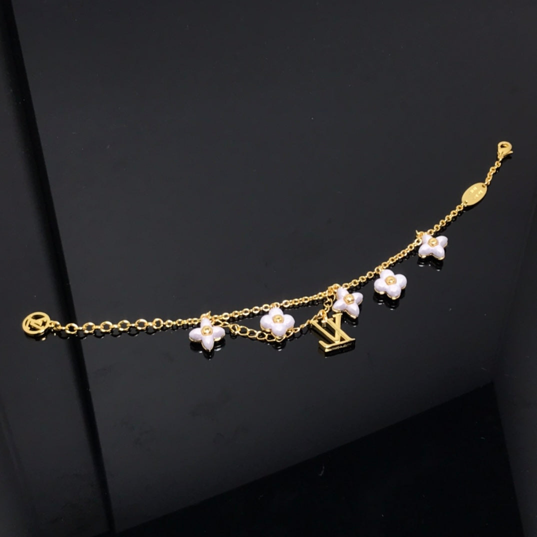 {
  "Elowen jewelsry": "Elowen Schmuck",
  "LOGO 6 MOTIF STAR AND SUN GOLD BRACELET": "GOLDARMBAND MIT 6 STERN- UND SONNENMOTIVEN"
}