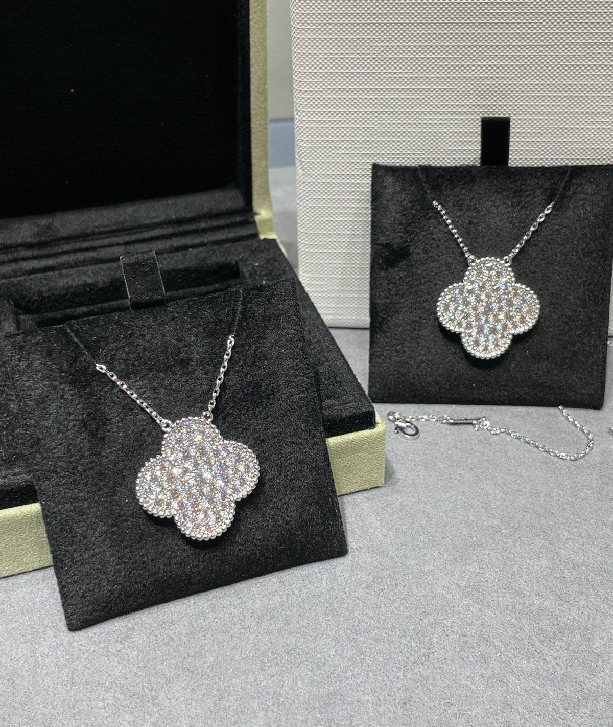 [Elowen jewelsry ]CLOVER 25MM LARGE PENDANT DIAMOND PAVED SILVER NECKLACE
