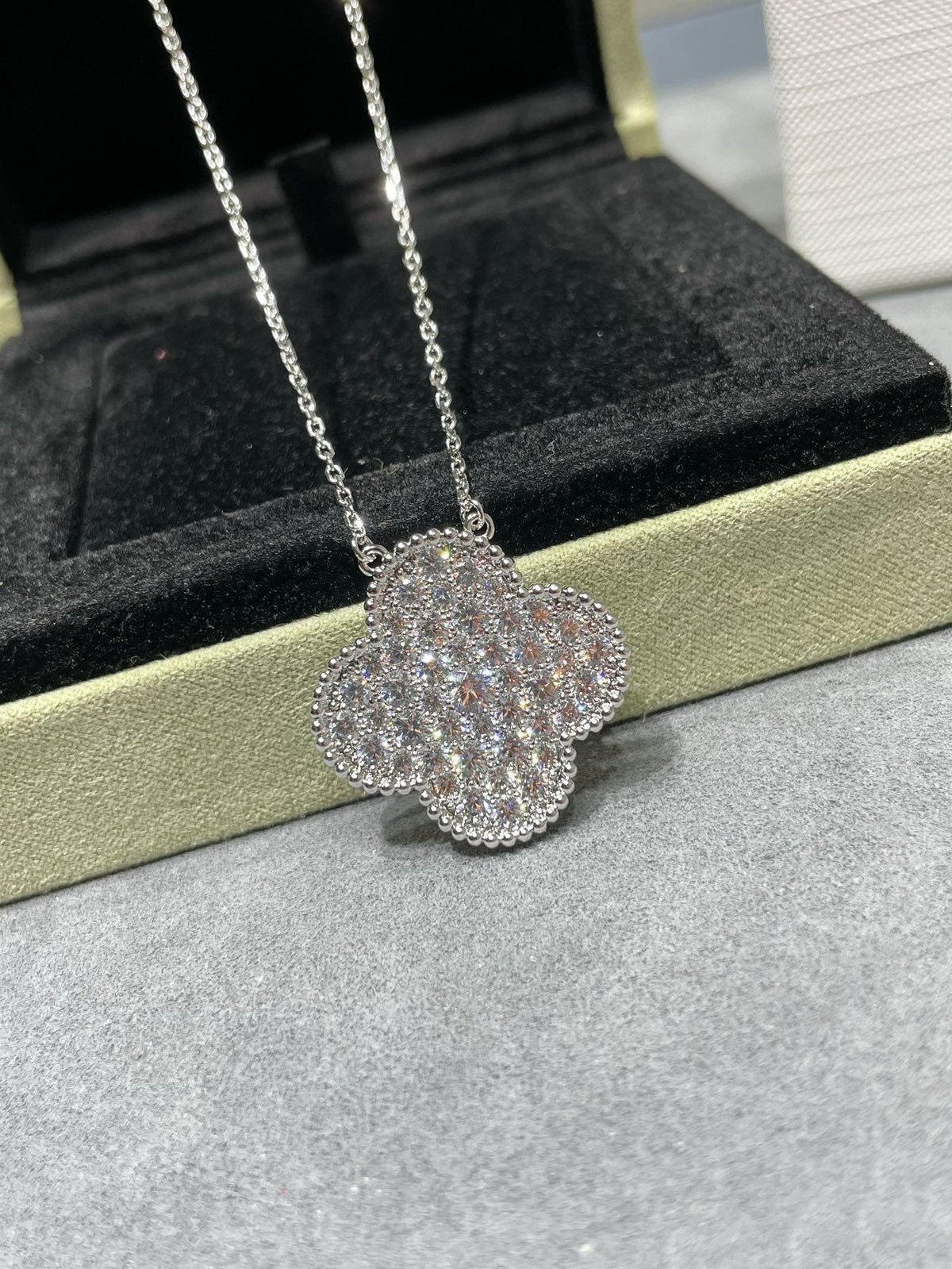 [Elowen jewelsry ]CLOVER 25MM LARGE PENDANT DIAMOND PAVED SILVER NECKLACE