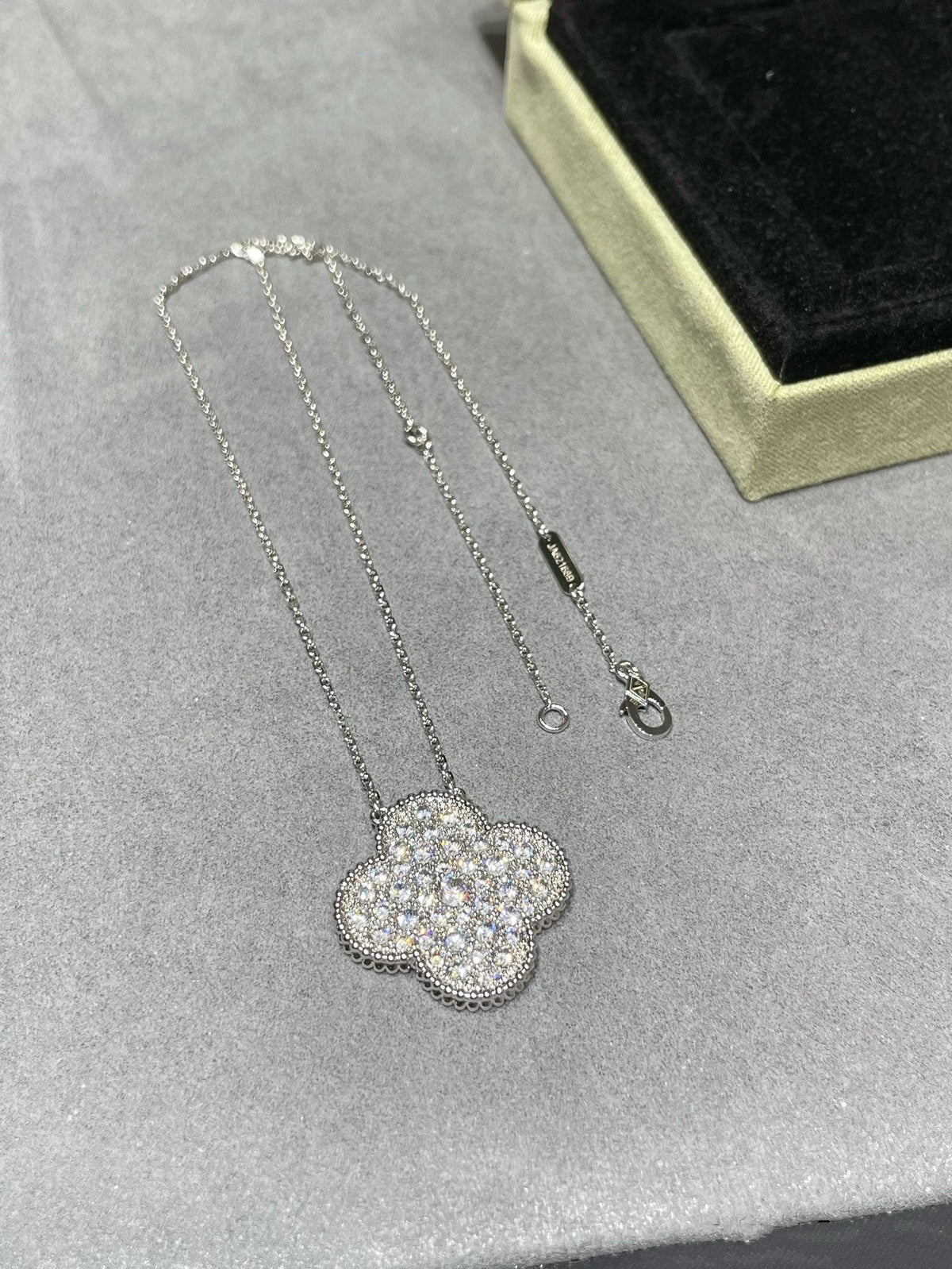 [Elowen jewelsry ]CLOVER 25MM LARGE PENDANT DIAMOND PAVED SILVER NECKLACE