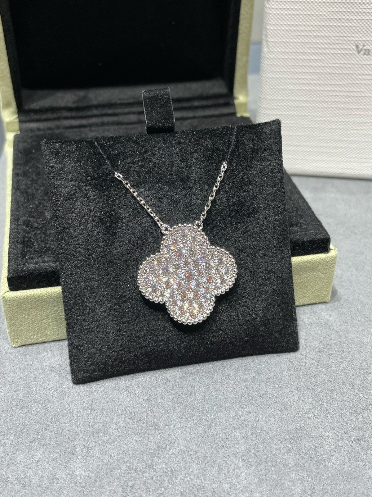 [Elowen jewelsry ]CLOVER 25MM LARGE PENDANT DIAMOND PAVED SILVER NECKLACE