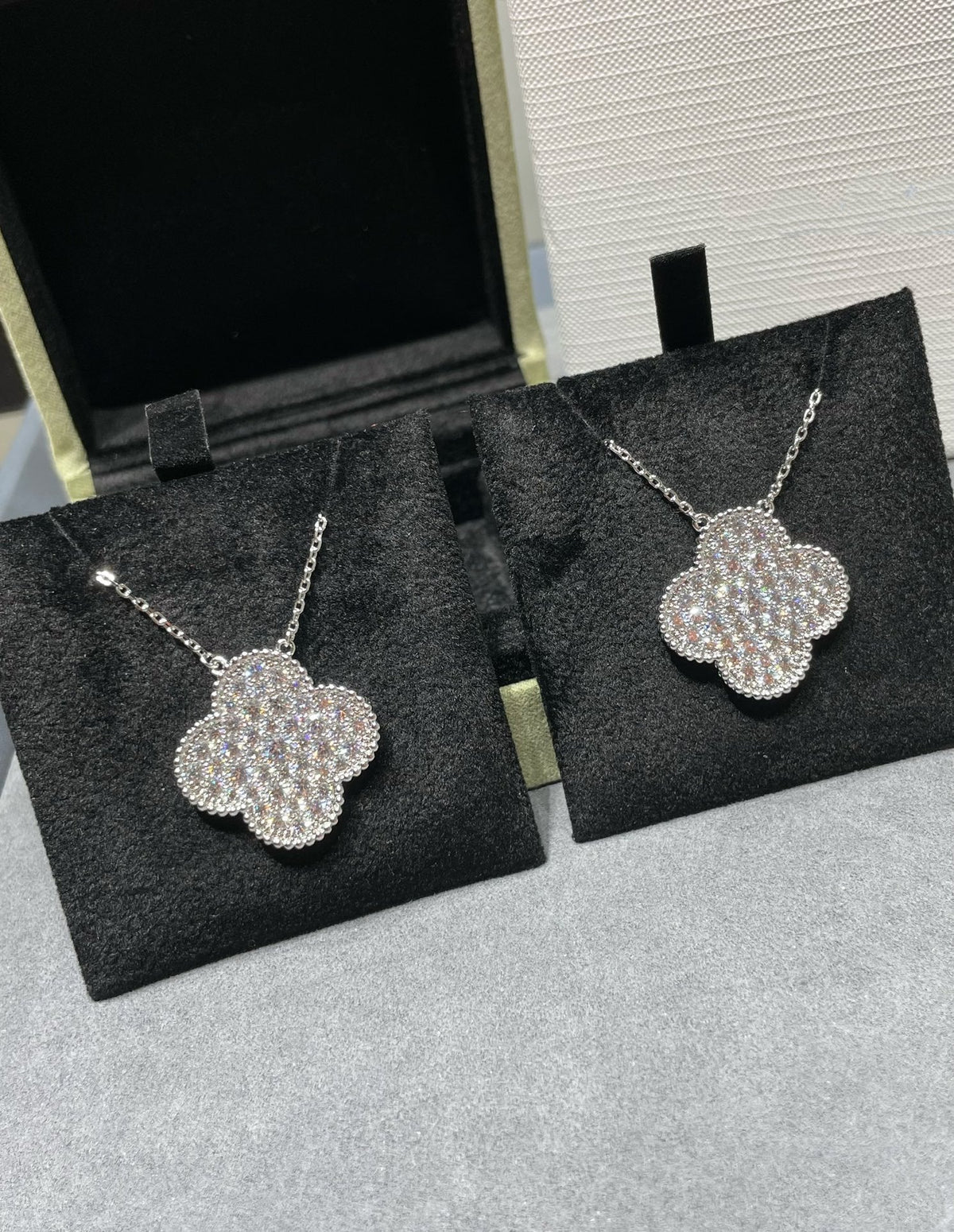[Elowen jewelsry ]CLOVER 25MM LARGE PENDANT DIAMOND PAVED SILVER NECKLACE