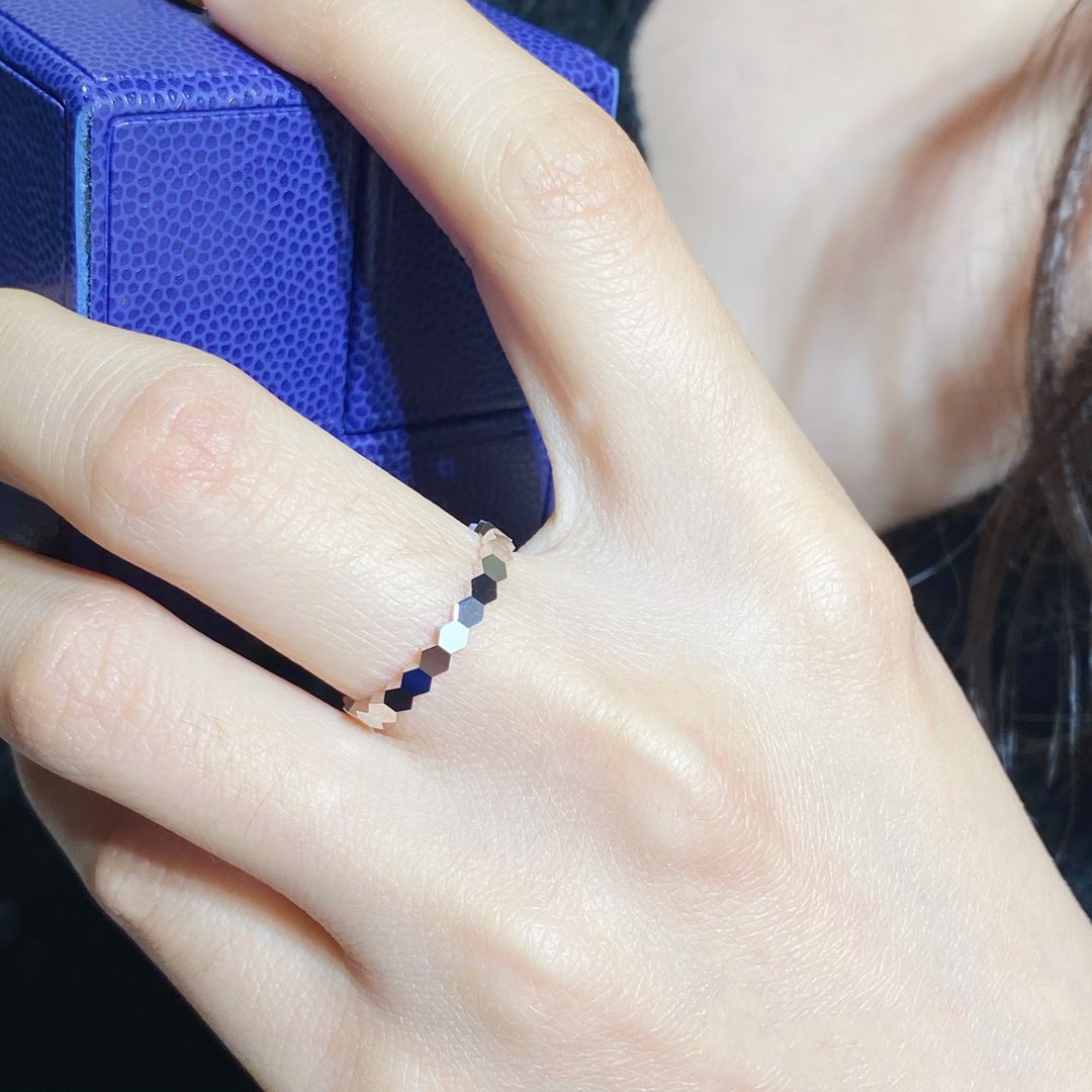 {
"Elowen jewelsry ": "エロウェン・ジュエリー",
"BEE LOVE SMALL RING": "BEE LOVE スモールリング"
}