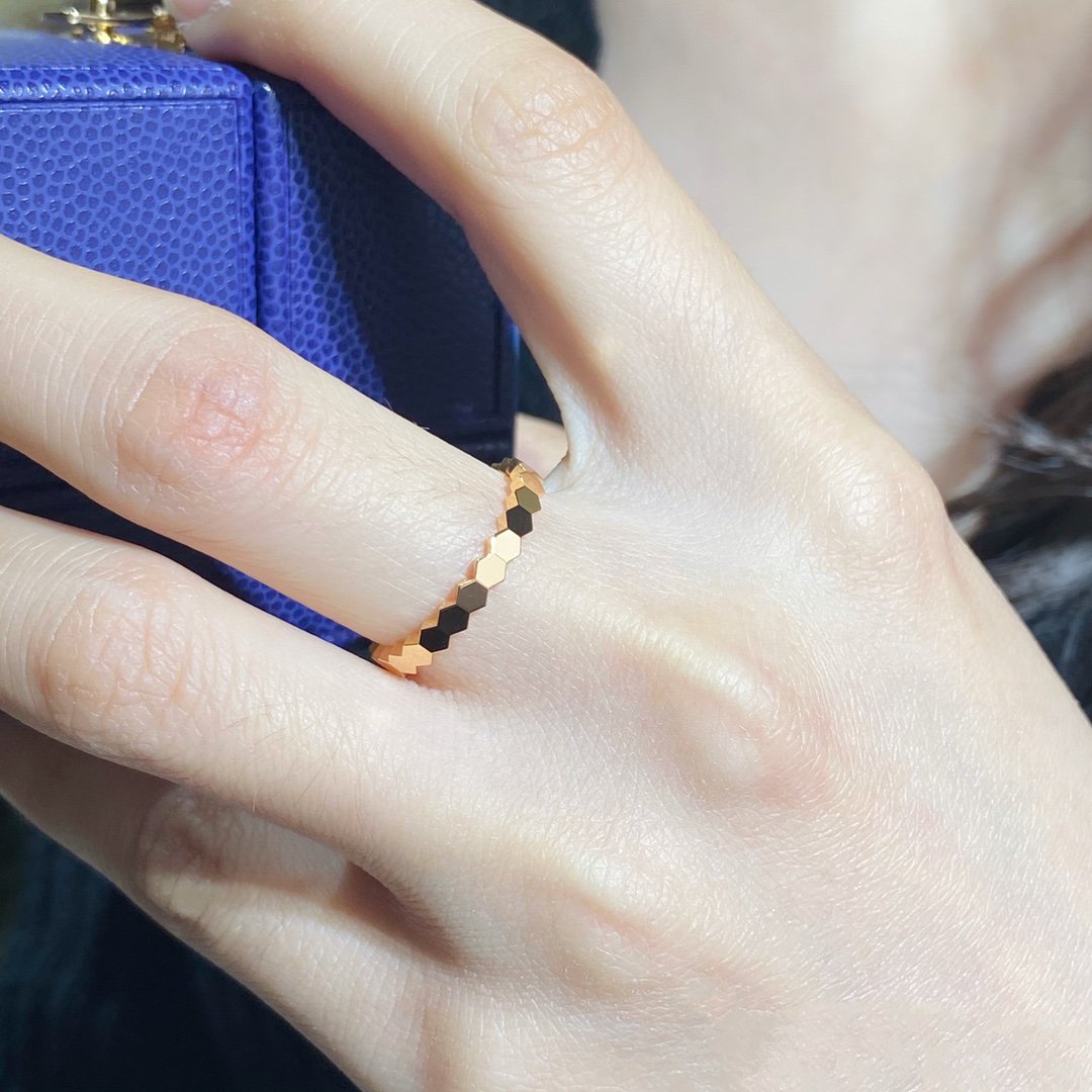 {
"Elowen jewelsry ": "エロウェン・ジュエリー",
"BEE LOVE SMALL RING": "BEE LOVE スモールリング"
}
