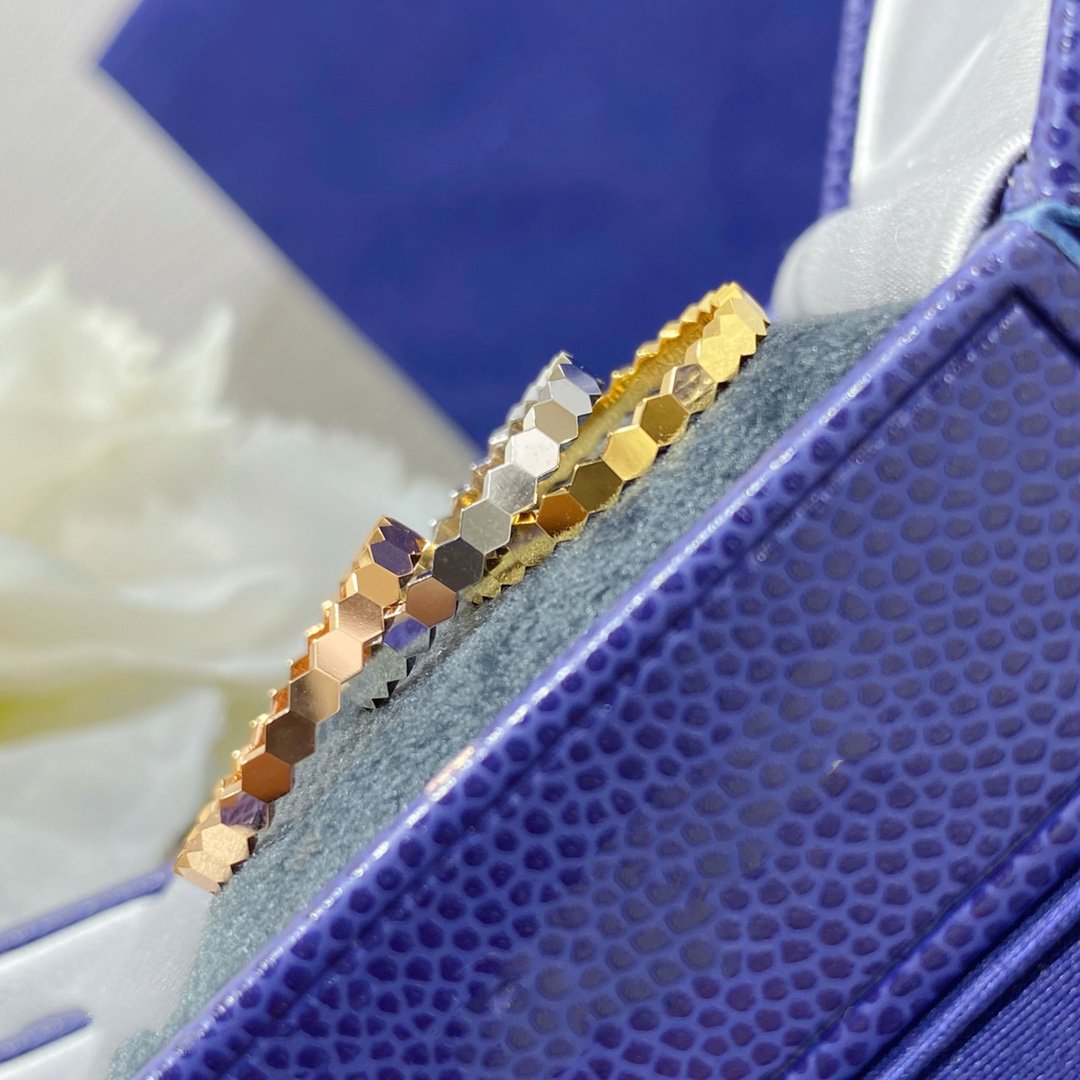 {
"Elowen jewelsry ": "エロウェン・ジュエリー",
"BEE LOVE SMALL RING": "BEE LOVE スモールリング"
}
