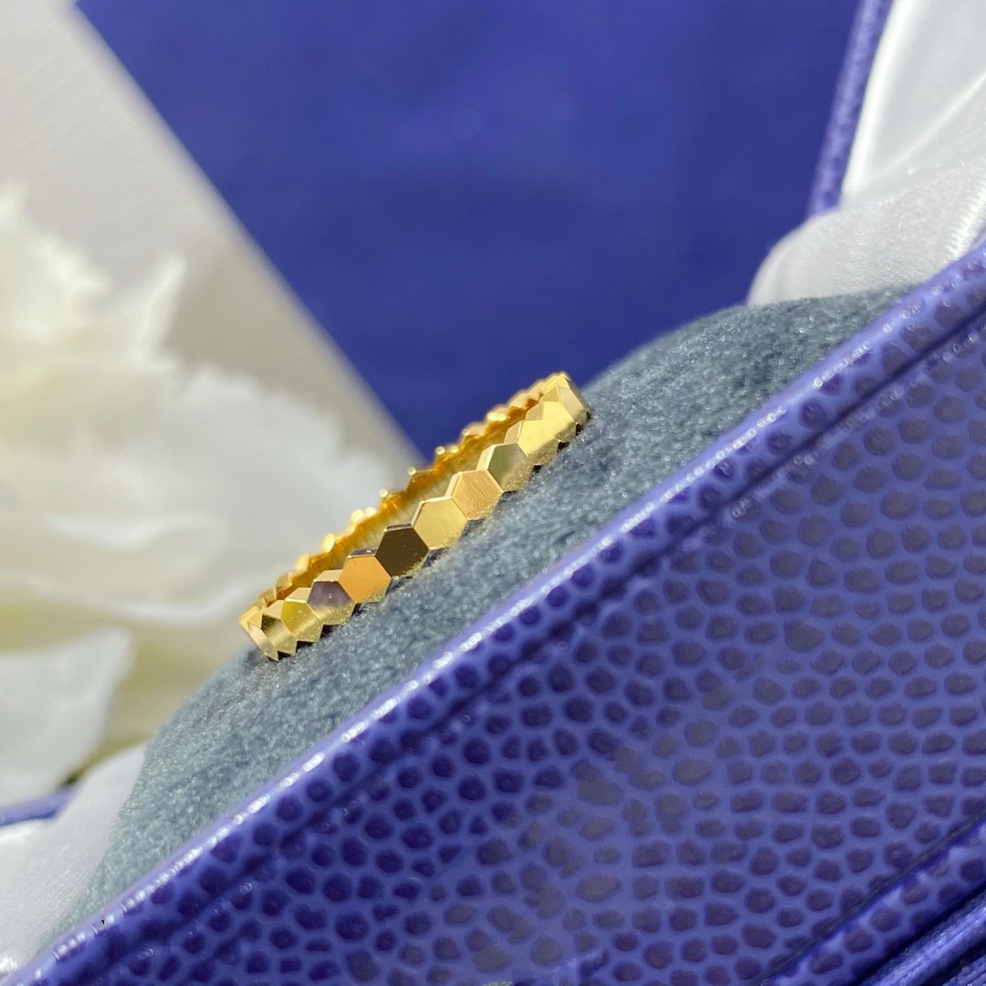 {
"Elowen jewelsry ": "エロウェン・ジュエリー",
"BEE LOVE SMALL RING": "BEE LOVE スモールリング"
}