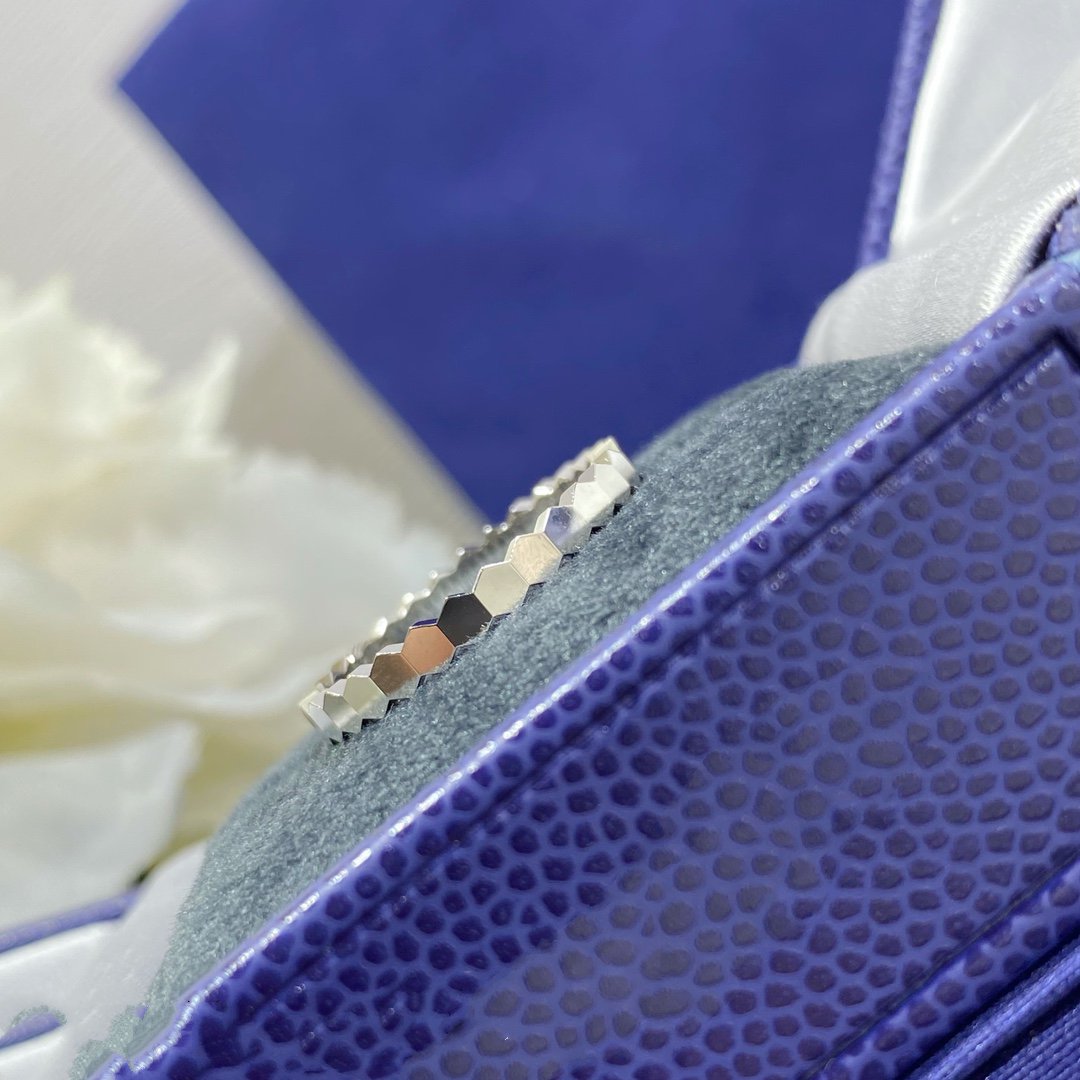 {
"Elowen jewelsry ": "エロウェン・ジュエリー",
"BEE LOVE SMALL RING": "BEE LOVE スモールリング"
}