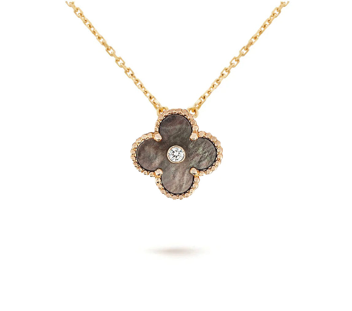 {
  "Elowen jewelsry": "Elowen Schmuck",
  "CHRISTMAS LIMITED EDITION NECKLACE COLLECTION": "LIMITIERTE WEIHNACHTS-HALSKETTENKOLLEKTION"
}