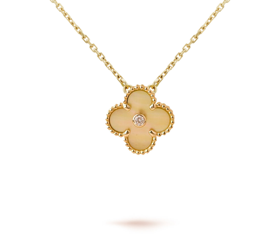 {
  "Elowen jewelsry": "Elowen Schmuck",
  "CHRISTMAS LIMITED EDITION NECKLACE COLLECTION": "LIMITIERTE WEIHNACHTS-HALSKETTENKOLLEKTION"
}