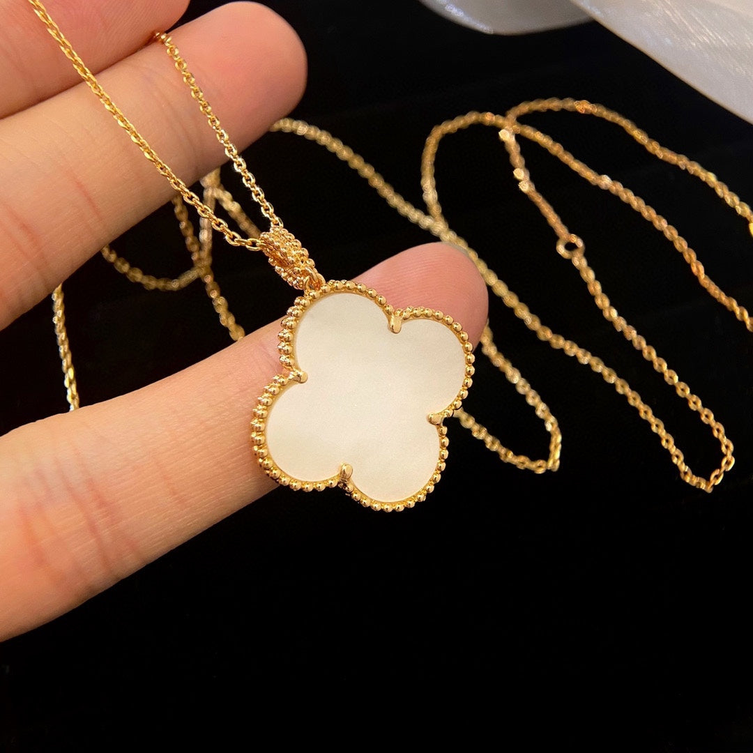 [Elowen jewelsry ]CLOVER 25MM MOP LARGE PENDANT NECKLACE