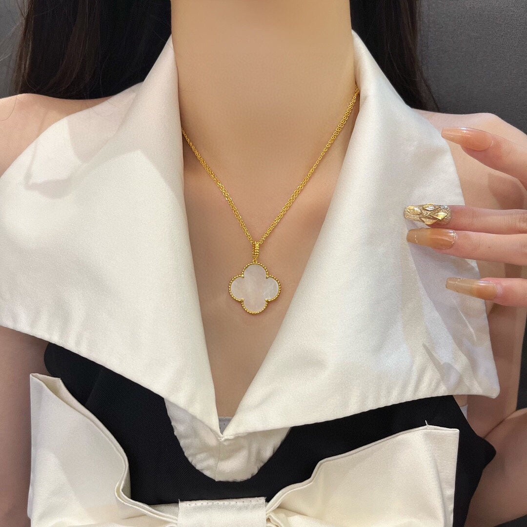[Elowen jewelsry ]CLOVER 25MM MOP LARGE PENDANT NECKLACE
