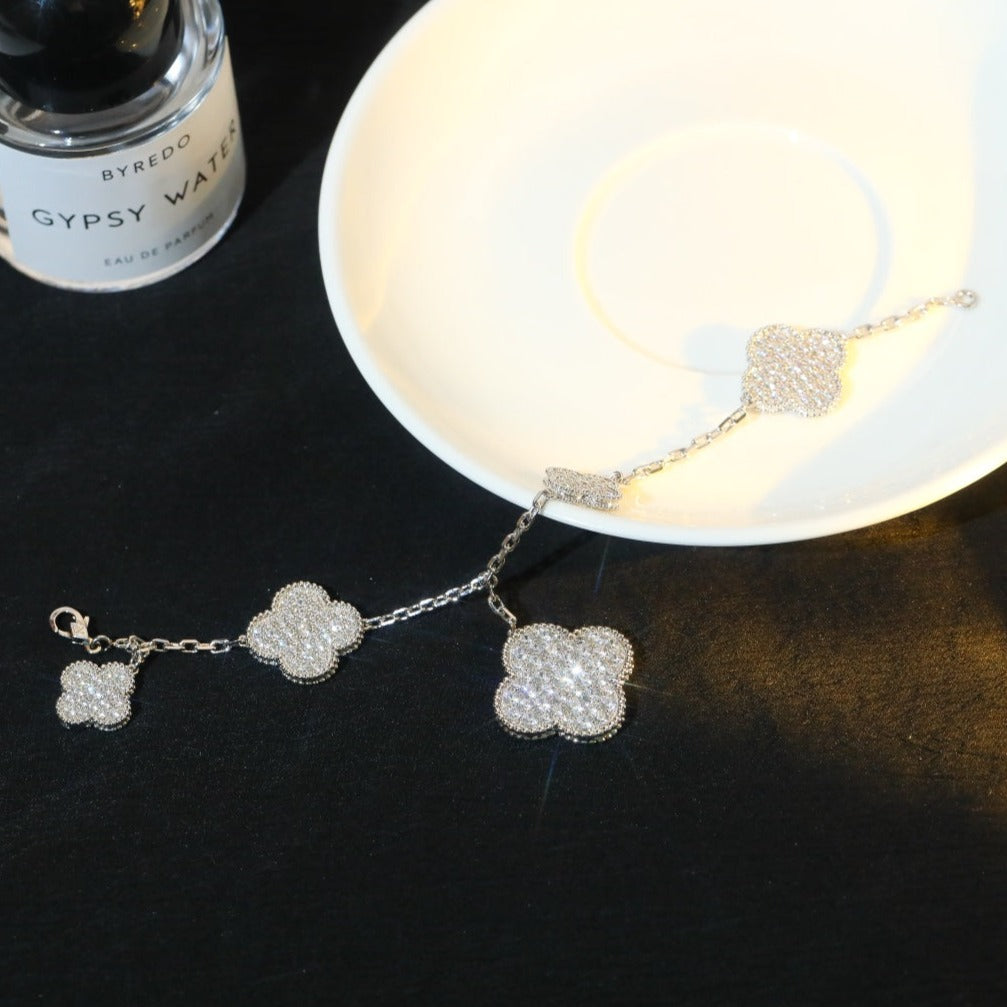 {
  "Elowen jewelsry": "Elowen ジュエリー",
  "CLOVER BRACELET 5 MOTIF SILVER DIAMOND PAVED": "クローバーブレスレット 5モチーフ シルバー ダイヤモンドパヴェ"
}