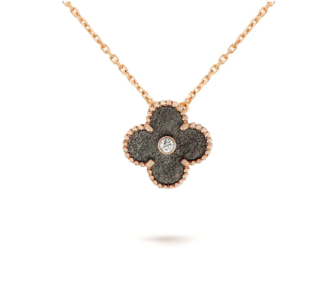 {
  "Elowen jewelsry": "Elowen Schmuck",
  "CHRISTMAS LIMITED EDITION NECKLACE COLLECTION": "LIMITIERTE WEIHNACHTS-HALSKETTENKOLLEKTION"
}