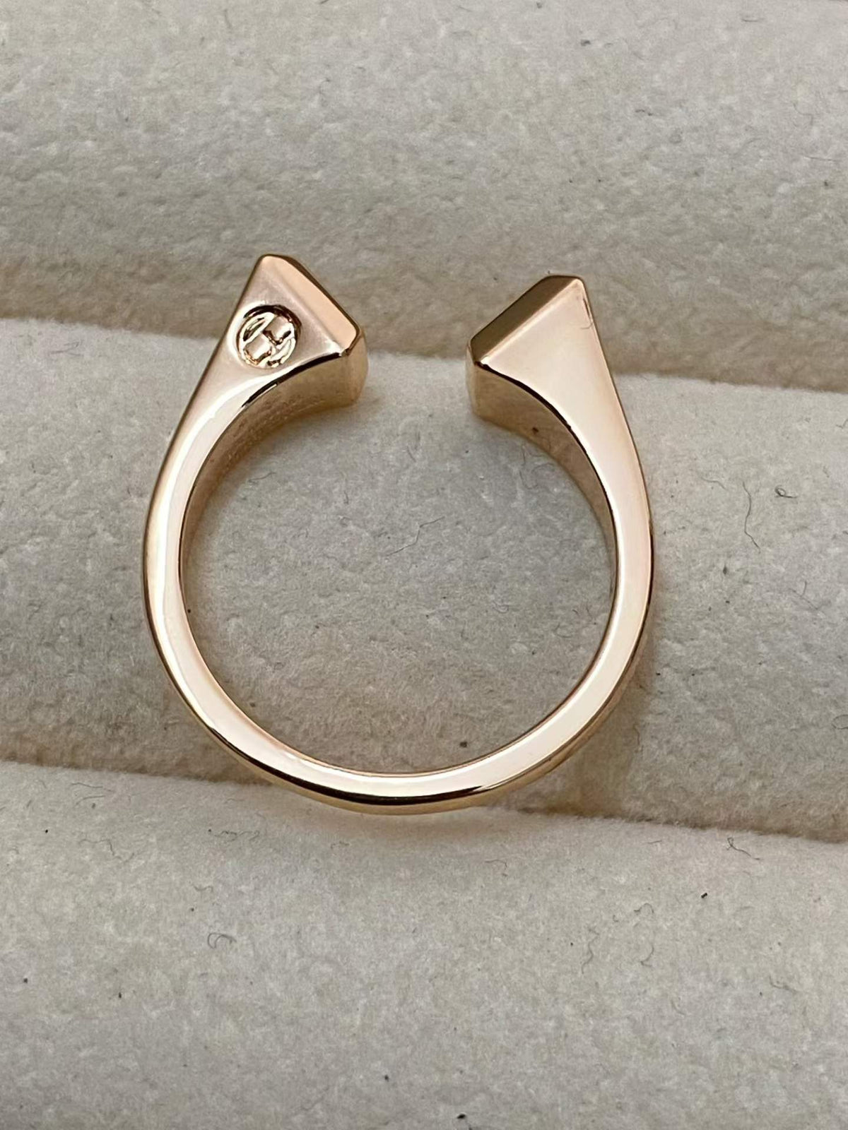 [Elowen jewelry] DER CONE RIVET RING IST OFFEN UND PASST DANK DER EINHEITSGRÖSSE JEDEM