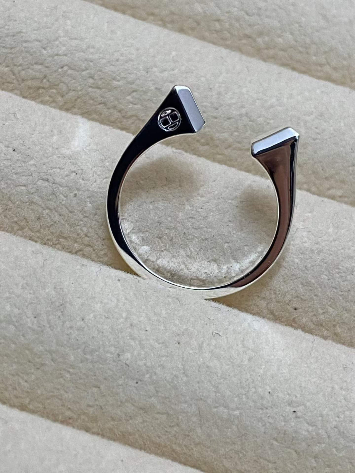 [Elowen jewelry] DER CONE RIVET RING IST OFFEN UND PASST DANK DER EINHEITSGRÖSSE JEDEM