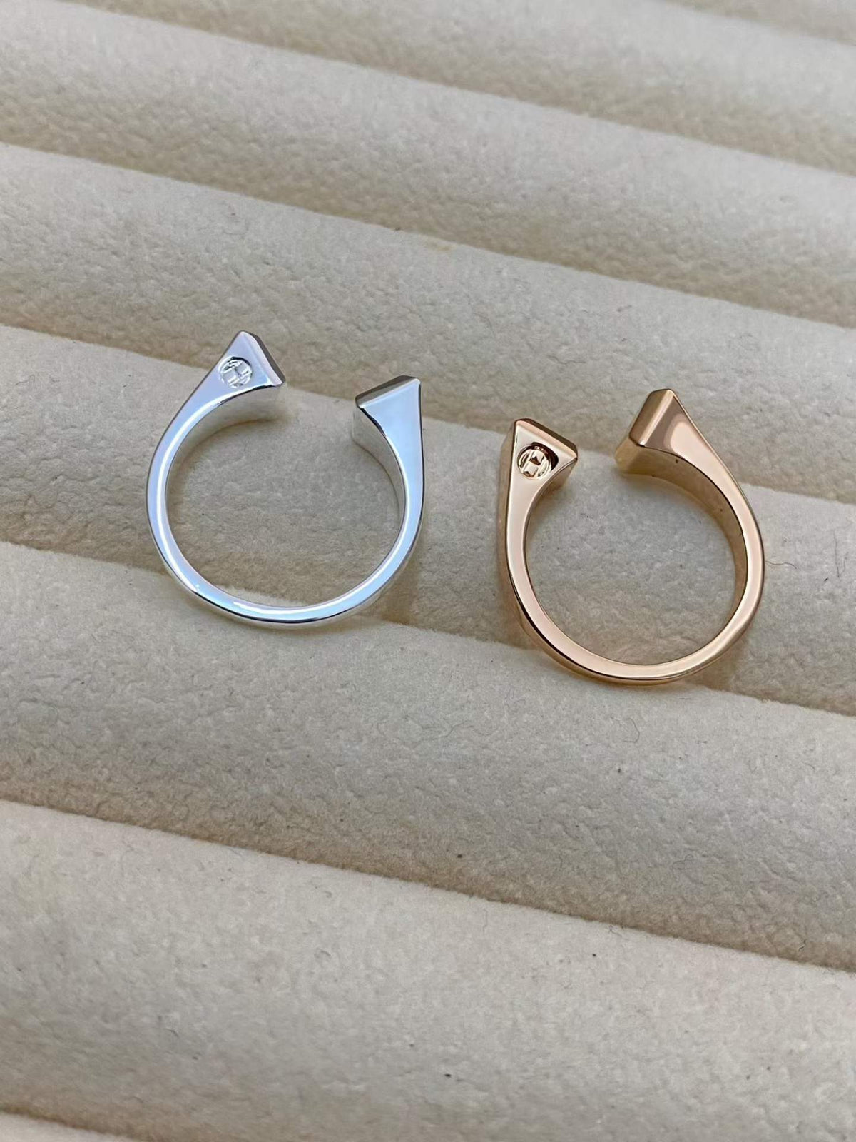 [Elowen jewelry] DER CONE RIVET RING IST OFFEN UND PASST DANK DER EINHEITSGRÖSSE JEDEM