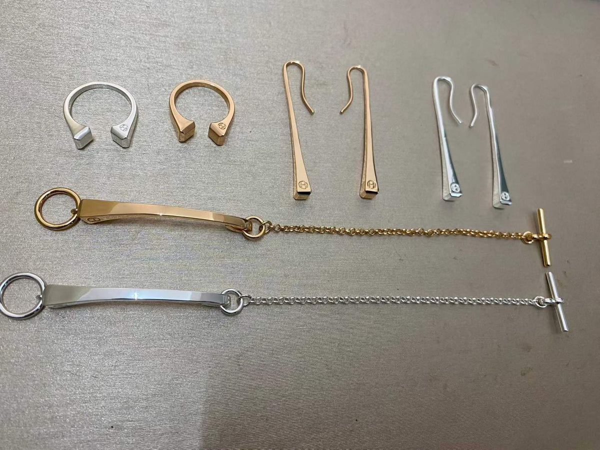 [Elowen jewelry] DER CONE RIVET RING IST OFFEN UND PASST DANK DER EINHEITSGRÖSSE JEDEM