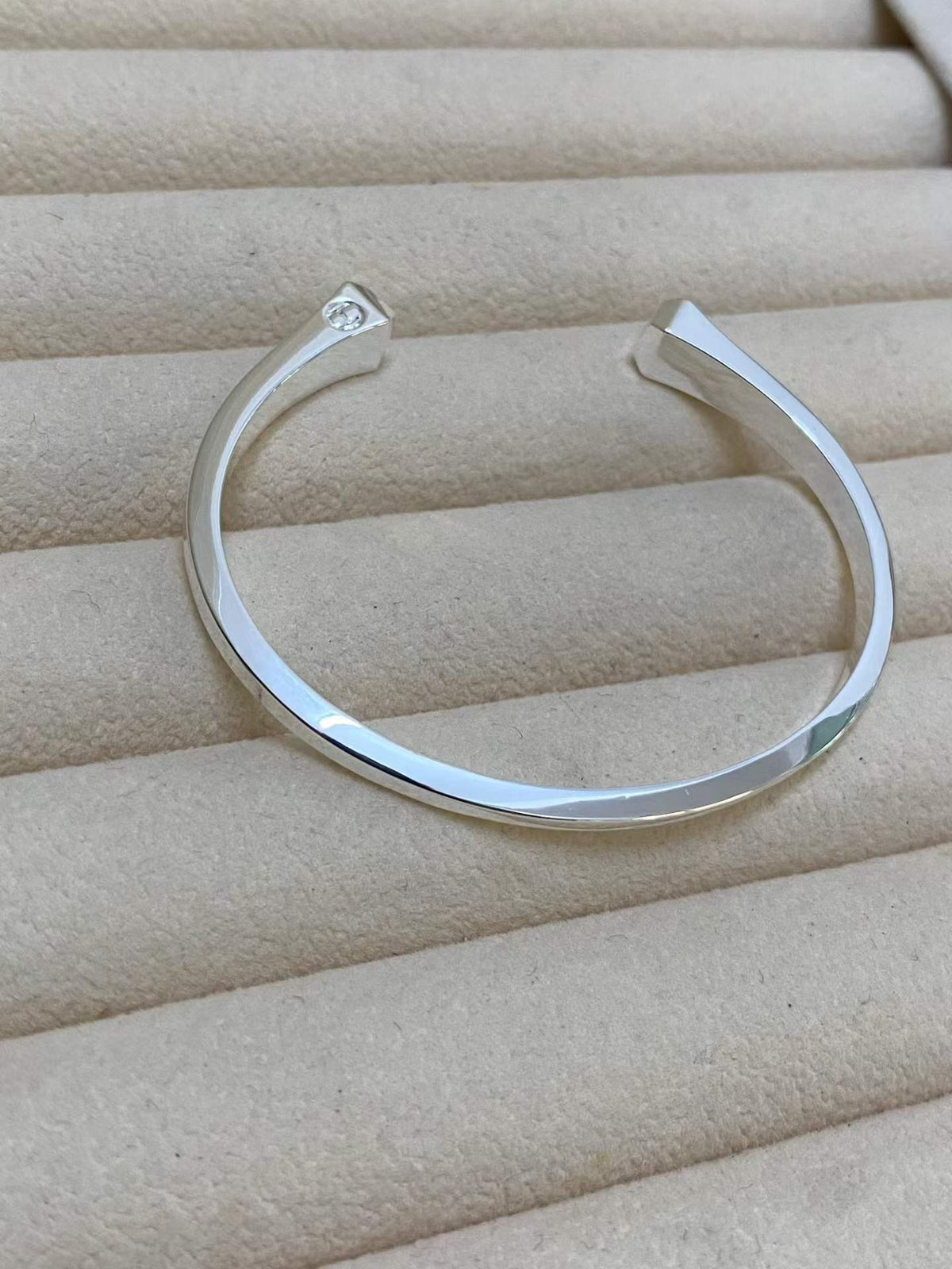 [Elowen jewelry]CLOU DE FORGE QUADRATISCHE KEGEL-NIETEN OFFENER ARMBREIF EINHEITSGRÖSSE