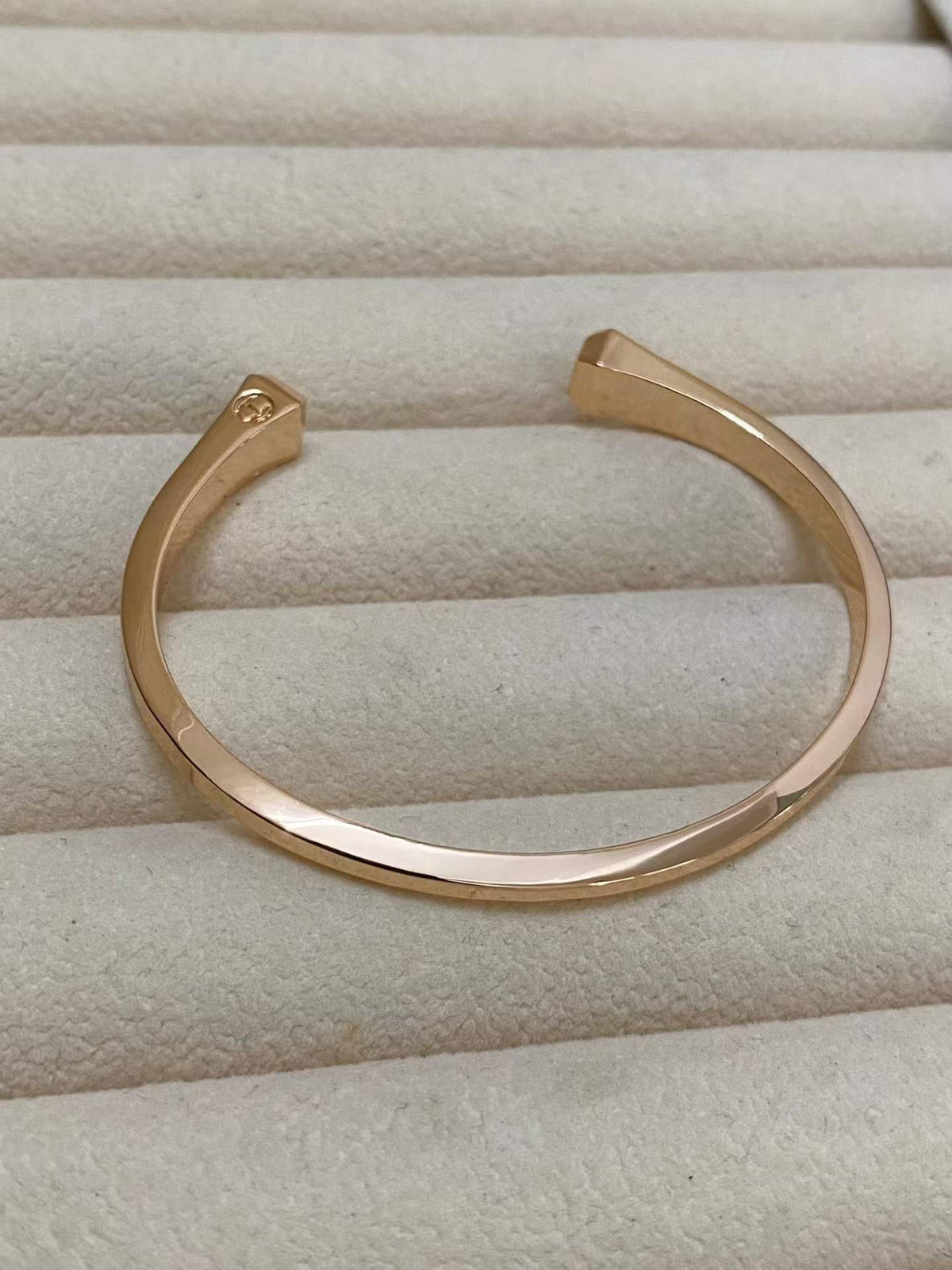 [Elowen jewelry]CLOU DE FORGE QUADRATISCHE KEGEL-NIETEN OFFENER ARMBREIF EINHEITSGRÖSSE