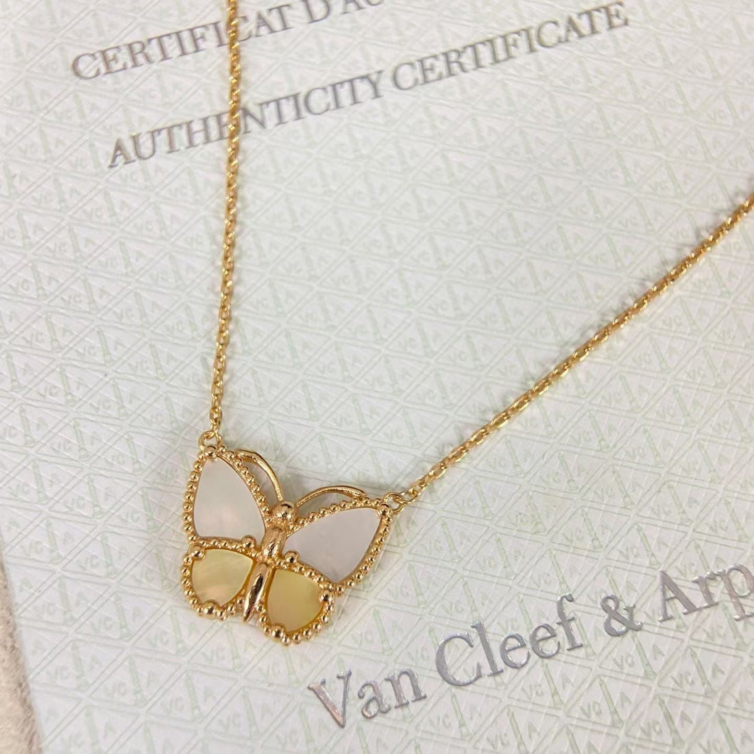 [Elowen jewelsry]NEW ROSE GOLD WHITE MOTHER OF PEARL BUTTERFLY NECKLACE
