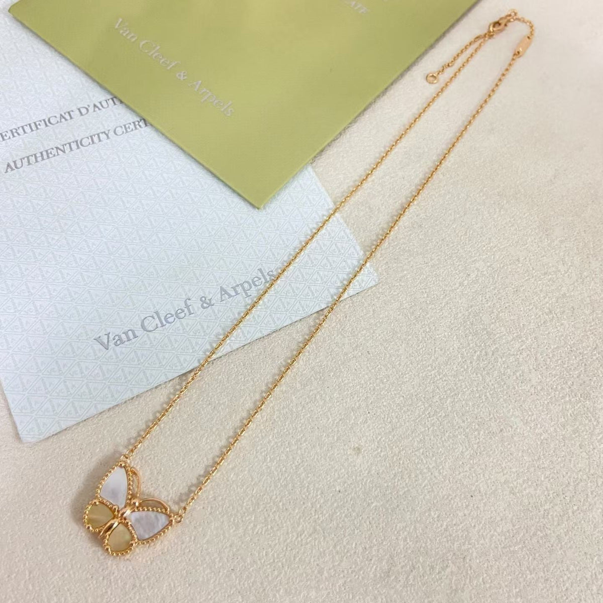 [Elowen jewelsry]NEW ローズゴールド ホワイトマザーオブパール バタフライネックレス