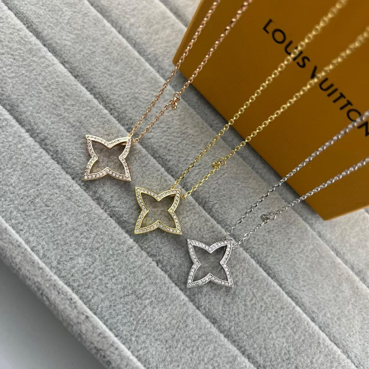 [Elowen Schmuck]HALSKETTE MIT DURCHBROCHENEM VIERBLÄTTRIGEM KLEEBATT